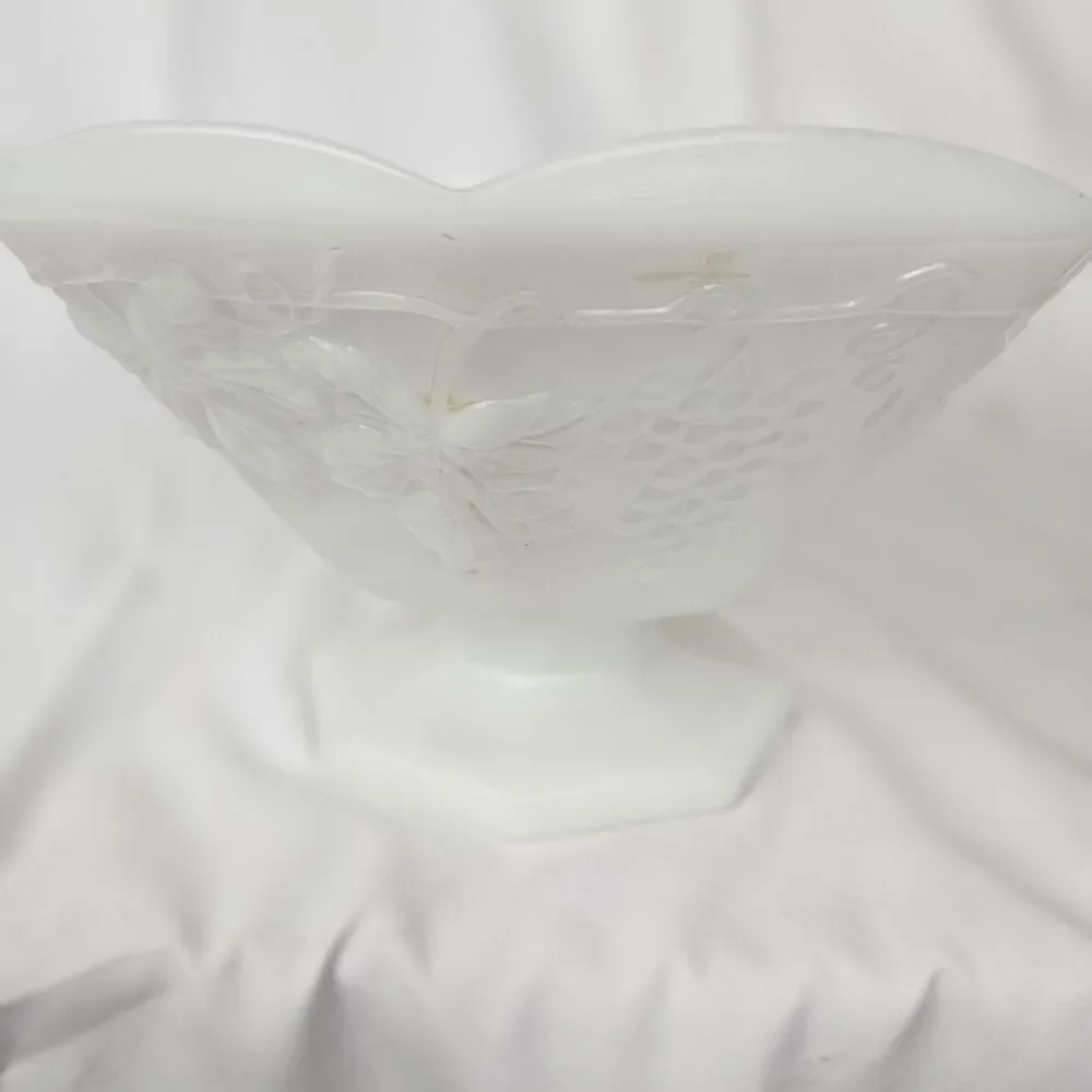 VINTAGE ANCHOR HOCKING MILK GLASS FOOTED FRUIT BOWL GRAPES